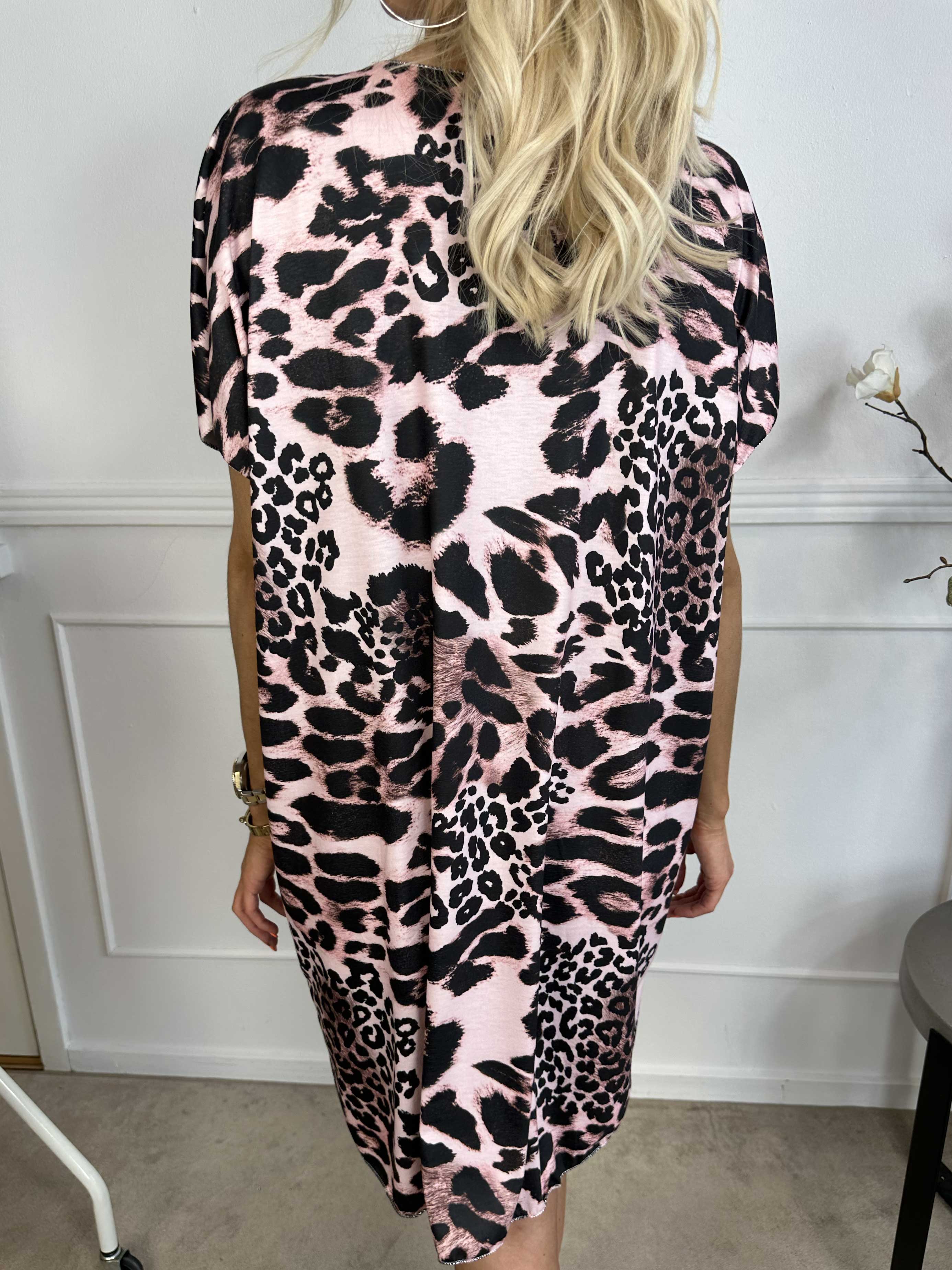 Lizzie - Mycket mjuk klänning med djurmönster och v-ringning